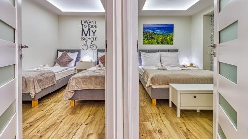 Ένα ή περισσότερα κρεβάτια σε δωμάτιο στο Apartament PO PRACY z SAUNĄ - 5D Apartamenty