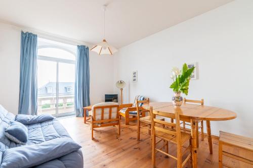 un salon avec une table et un canapé dans l'établissement Vue imprenable sur la mer pour 7 pers à Pléneuf, à Pléneuf-Val-André