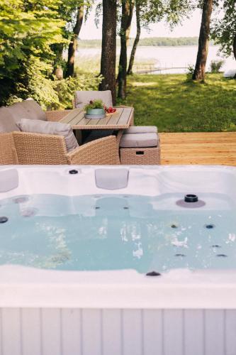 Letnisko21 - domek z jacuzzi na tarasie, panoramiczny widok na jezioro, 38 kroków do pomostu