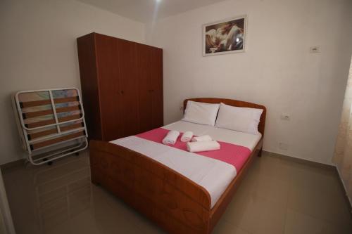 Un dormitorio con una cama con dos toallas encima. en Ladin's House, en Sarandë