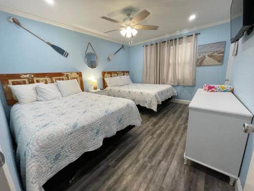 En eller flere senger på et rom på LIVE ON ISLAND TIME! GREAT GULF SHORES BEACH CONDO, VERY NICE
