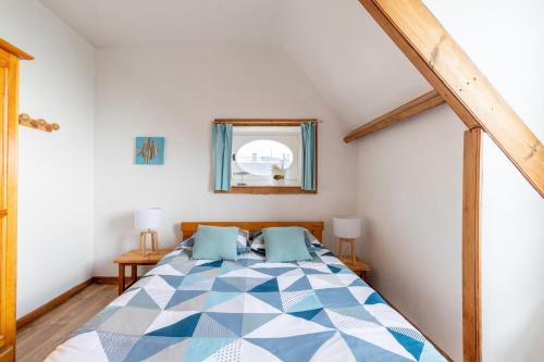 Säng eller sängar i ett rum på A cinquante metres de la plage, appartement de charme vue mer