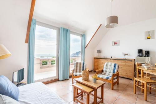 un salon avec vue sur l'océan dans l'établissement Studio avec grande terrasse et vue mer pour 3 pers, à Pléneuf-Val-André