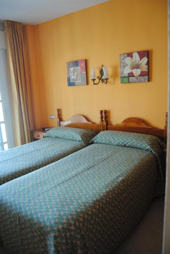 a bedroom with two beds in a room at Hostal Italia in Fuengirola