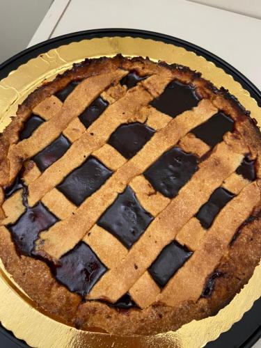 a pie sitting on top of a table at Palazzo Vecchio Cocumola in Cocumola