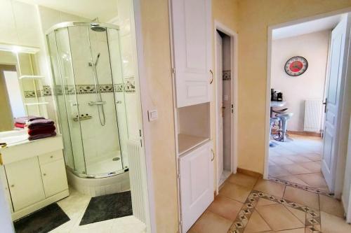 La salle de bains est pourvue d'une douche et d'un dressing. dans l'établissement LE PRADET 50m de la plage T2 tout confort LESCLESDENICOLE, au Pradet