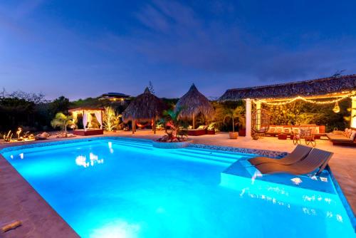 een zwembad in een resort 's nachts bij Kas Amigu accomodations in Willibrordus