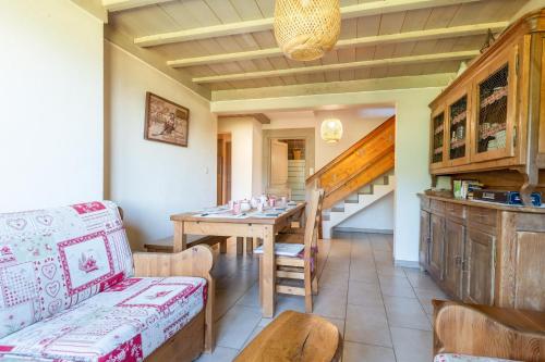 un salon avec une table et un escalier dans l'établissement La Vallée de Ventron, à Ventron