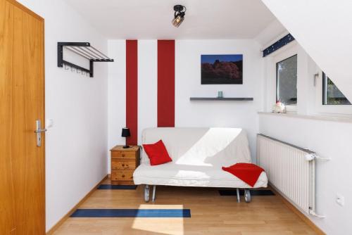 a room with a red and white striped wall at Ferienwohnung Roth in Hilchenbach