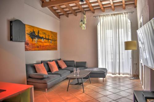 a living room with a couch and a table at Apartamentos Las Naranjas in Jerez de la Frontera