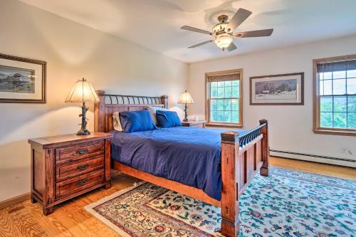 - une chambre avec un lit et un ventilateur de plafond dans l'établissement Wilmington Home on 18 Acres about 9 Mi to Skiing!, à Wilmington