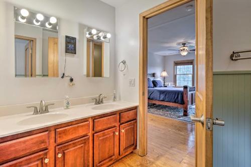 Bilik mandi di Wilmington Home on 18 Acres about 9 Mi to Skiing!