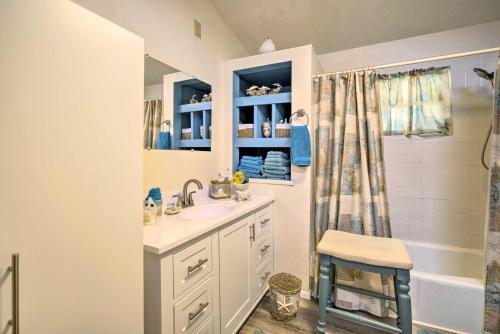 A kitchen or kitchenette at Homosassa Retreat with Sunroom and Canal Views!