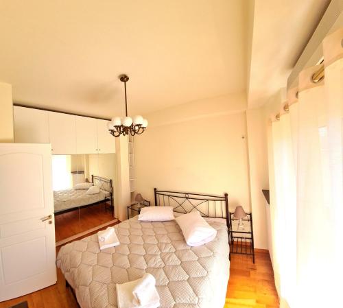 Posteľ alebo postele v izbe v ubytovaní Downtown, penthouse apartment with great view, Pagkrati