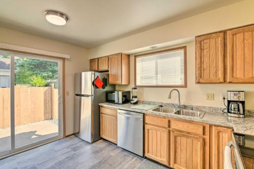 A cozinha ou cozinha compacta de Modern Anchorage Townhome 8 Mi to Downtown!