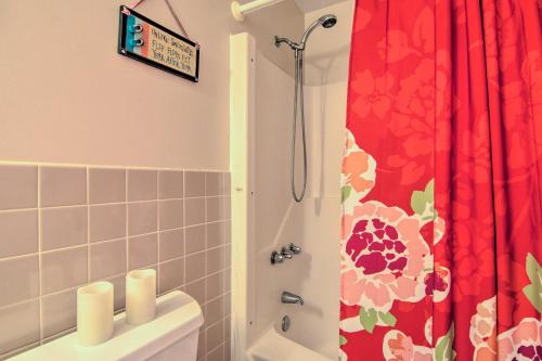 Un baño con ducha con cortina de ducha roja. en Deck with Canal Access Ocean City Townhome, en Ocean City