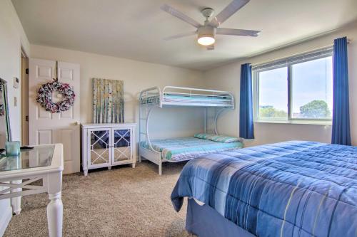 Un dormitorio con una litera y una ventana. en Deck with Canal Access Ocean City Townhome, en Ocean City