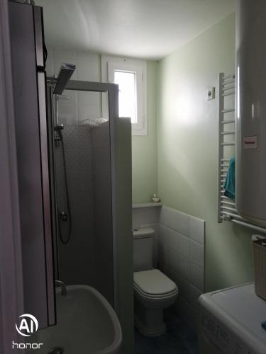 une petite salle de bain avec toilettes et lavabo dans l'établissement Macé9, à Cannes