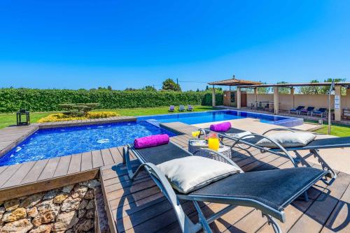 un patio con sillas y una piscina en Villa Pletessa Nova, en Felanitx