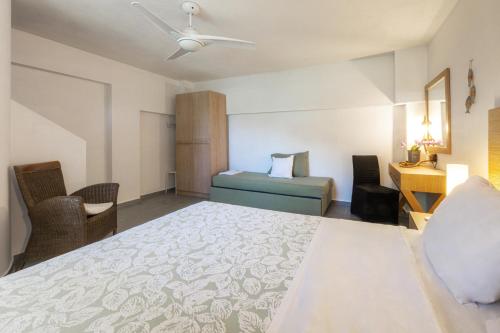 ein Schlafzimmer mit einem großen Bett und einem Schreibtisch in der Unterkunft Xasteria in Velika