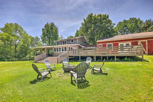 Zahrada ubytování Cozy Poconos Cottage with Hot Tub Near Lake Harmony!