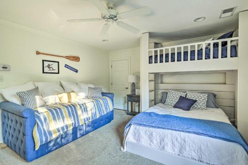 Luxurious Waterfront Home on Pickwick Lake! tesisinde bir odada yatak veya yataklar