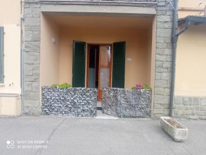 a building with a door and a porch with plants at KING PRIVATE ROOM TRA ARTE MARE CAMPAGNA in Empoli