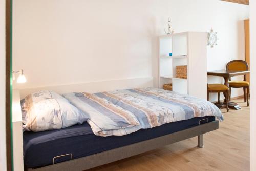 Schlafzimmer mit einem Bett, einem Tisch und Stühlen in der Unterkunft Neptun 2 (im Zentrum von Bad Ragaz) in Bad Ragaz