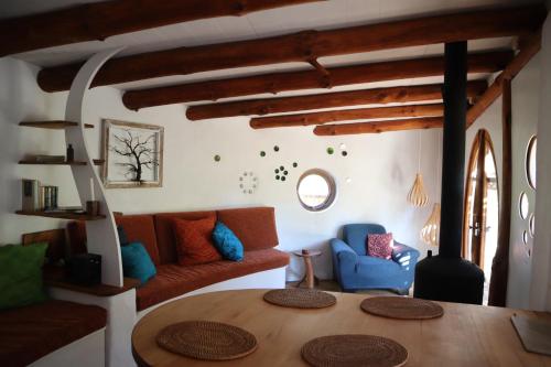 Posezení v ubytování Half Moon Hollow Eco Cottage