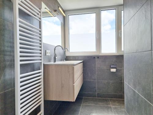 Een badkamer bij Nieuw! Luxe vakantiehuis OK44