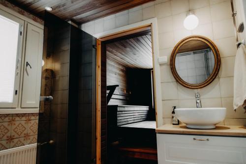 ein Badezimmer mit Waschbecken und Spiegel in der Unterkunft Kotolinna, Kotomo Oy in Paltamo