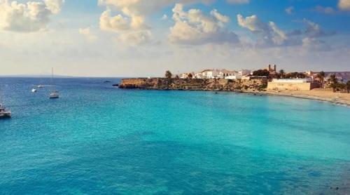 una gran masa de agua con barcos dentro en Apartamentoen la playa, 200 Mts de la playa Nuevo, en Santa Pola