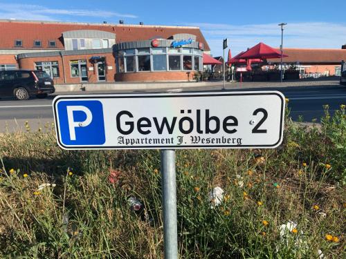 a street sign for gevolbe on the side of a street at Ferienwohnungen im Gewölbe in Wismar