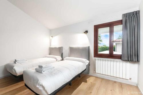 Postel nebo postele na pokoji v ubytování Villa Valdés-Un lugar idílico,cerca de la costa