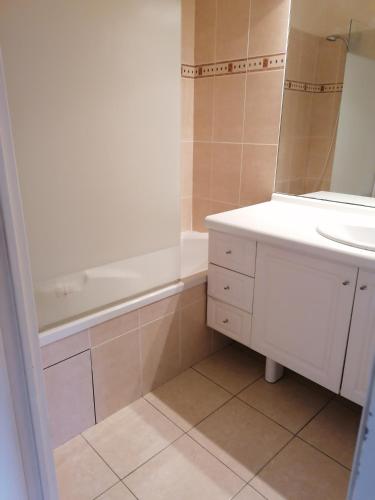 A bathroom at Appartement traversant et lumineux avec terrasse