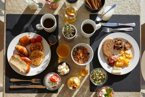 卡馬利的住宿－艾梅思酒店，餐桌,盘子上放着食物和咖啡