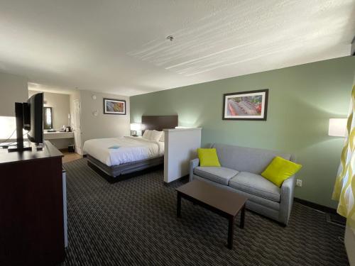 Una cama o camas en una habitación de Wingate by Wyndham Cedar City