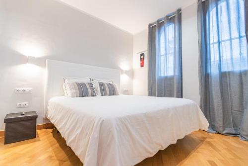 A bed or beds in a room at Amazing Duplex with panoramic ocean views