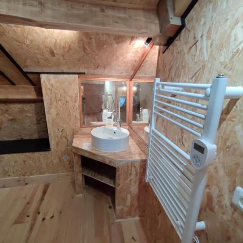 Koupelna v ubytování Appartement atypique avec piscine partagée.