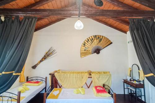 una camera con 2 letti e un ventilatore a muro di ΟΝΕΙΡΟΠΑΓΙΔΑ-DREAM CATCHER a Áno Pavliána