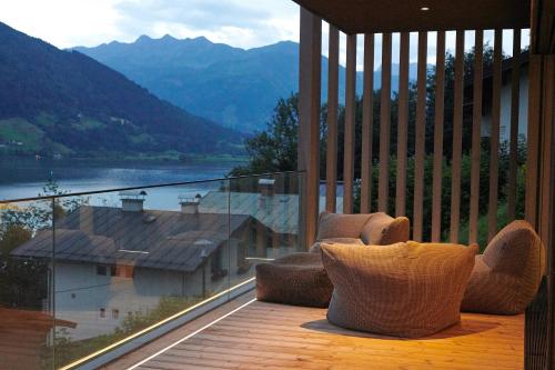 d'un balcon avec deux chaises et une vue sur le lac. dans l'établissement Bear & Bison Lake View, à Zell am See