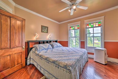 Postel nebo postele na pokoji v ubytování Sault Ste Marie Historic Home, Walk to Town!