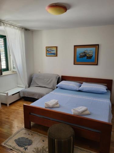 馬卡爾斯卡的住宿－studio Fani，一间卧室配有一张床和一张沙发