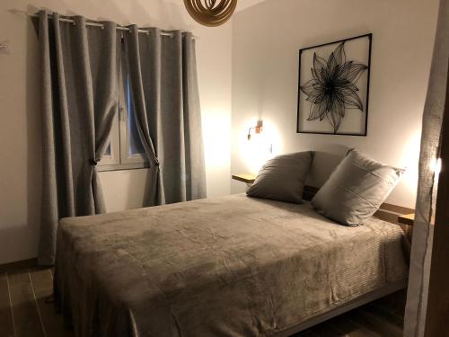 a bedroom with a bed and a window at Gîte les cerfs in Bracieux