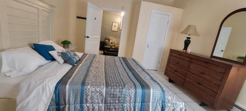 Een bed of bedden in een kamer bij Private Room in WNY,NJ 10 minutes from NYC #4