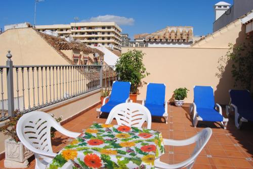 a patio with a table and chairs on a balcony at Hostal Italia in Fuengirola