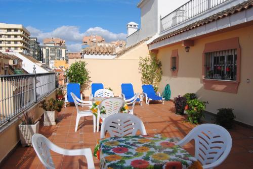 a patio with a table and chairs on a balcony at Hostal Italia in Fuengirola