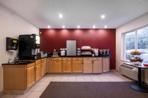 Kuchyň nebo kuchyňský kout v ubytování Red Roof Inn Clifton Park