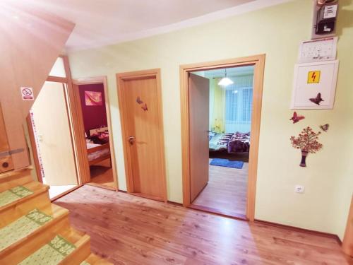 ein leeres Zimmer mit einer Treppe und ein Zimmer mit einem Schlafzimmer in der Unterkunft Kuća za odmor Starčević in Brod Moravice