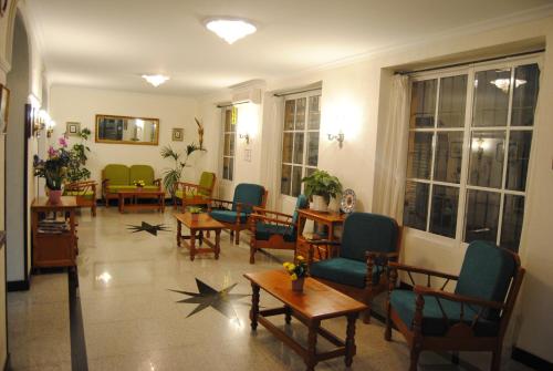 a waiting room with chairs and tables and stars on the floor at Hostal Italia in Fuengirola